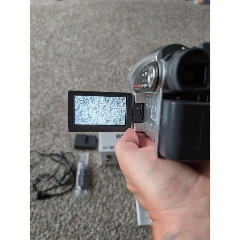 Hitachi DZ-GX5020A DVD Camcorder with 30x Optical Zoom Bundle With Box
